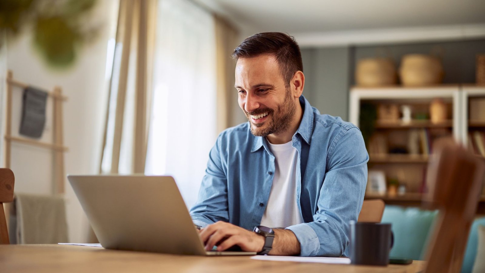Técnicos trabalhando com laptop